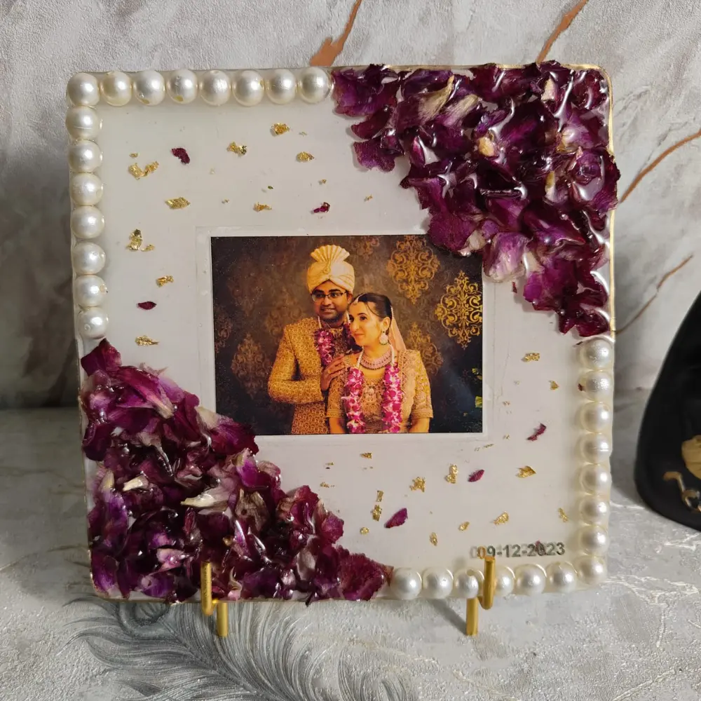 square-varmala-preserved-couple-photo-frame