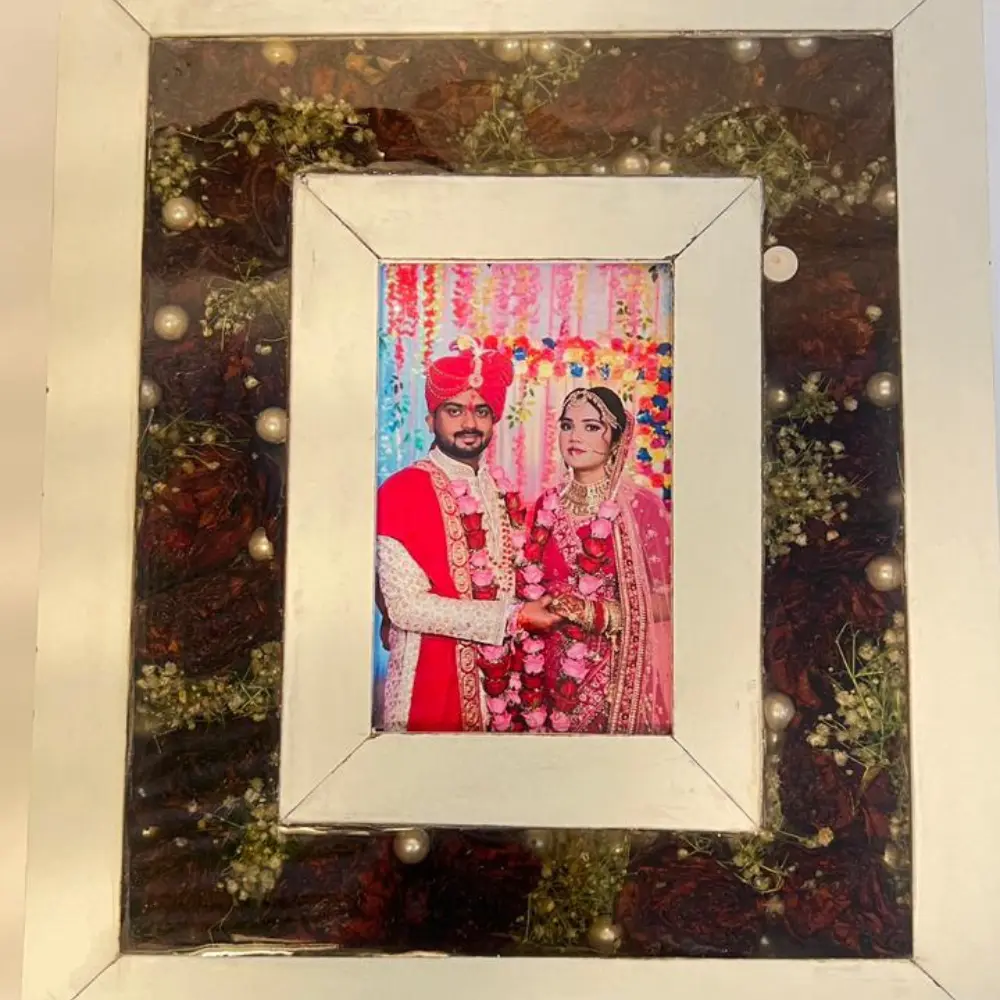 couple-photo-preserved-in-resin-jaimala-frame
