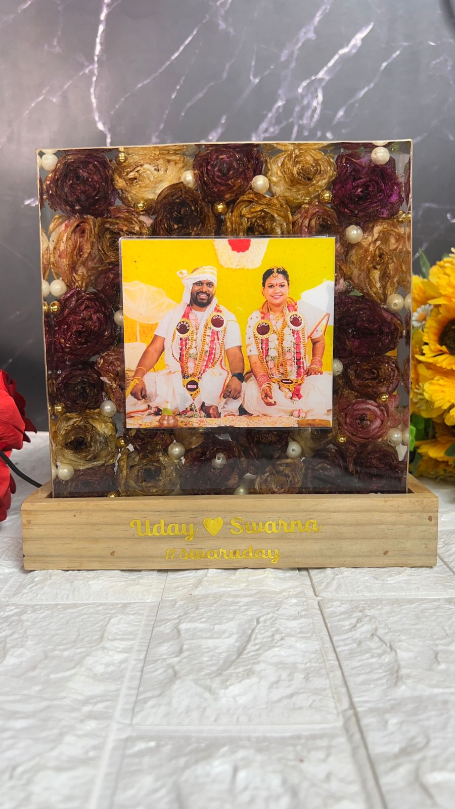 personalized-wedding-garland-epoxy-display-design