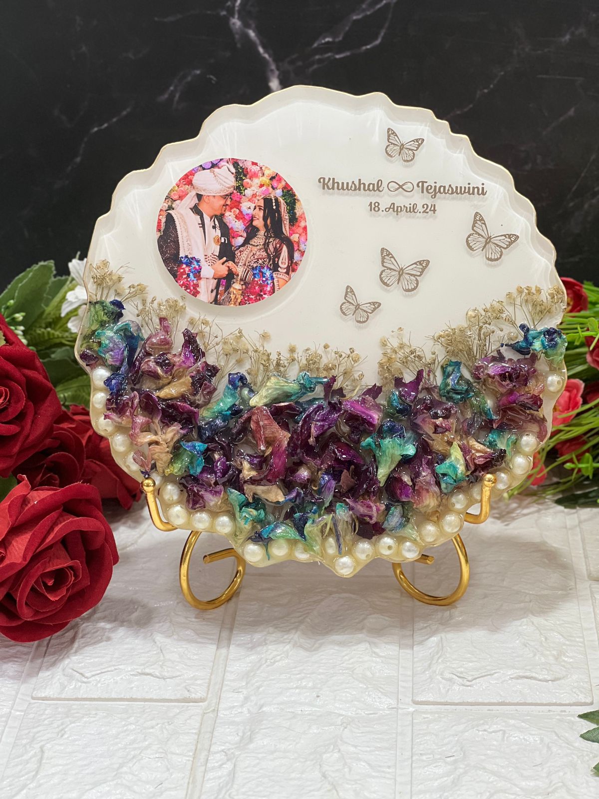 curve shape with 3D flowers patels and round couples photo and name and date with metal stand Heartwarming Epoxy Wedding Flower Display
