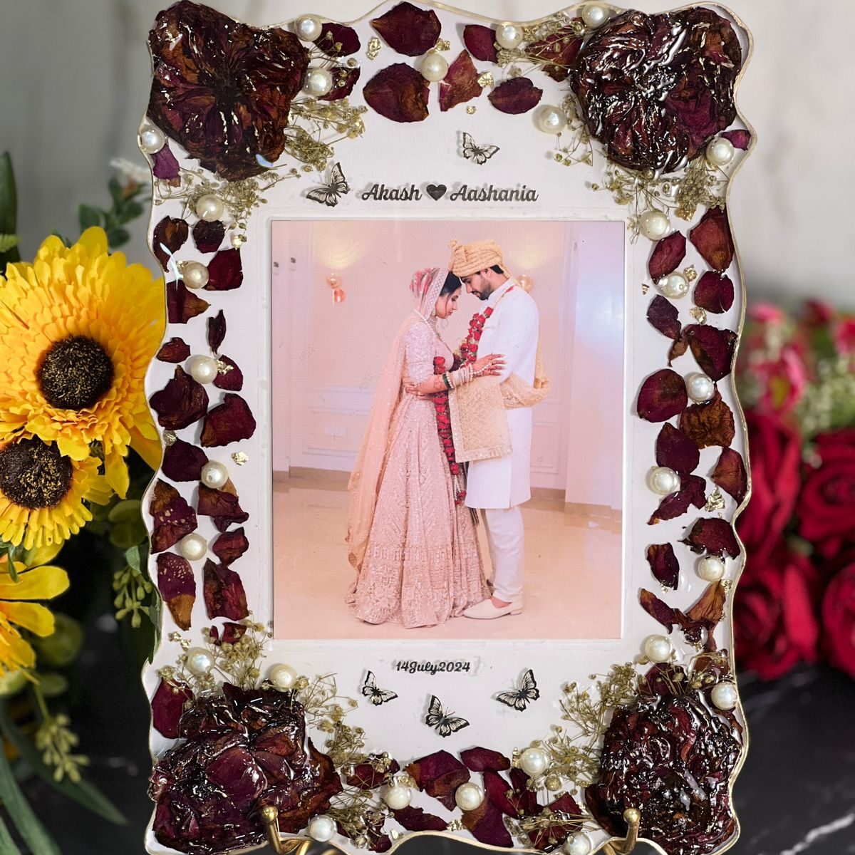 Curve-shaped Flower Preservation photo Frame with Metal Stand