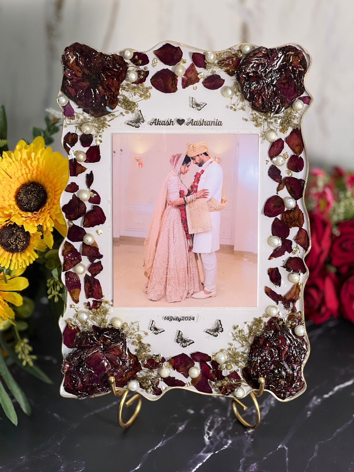 Curve-shaped Flower Preservation photo Frame with Metal Stand