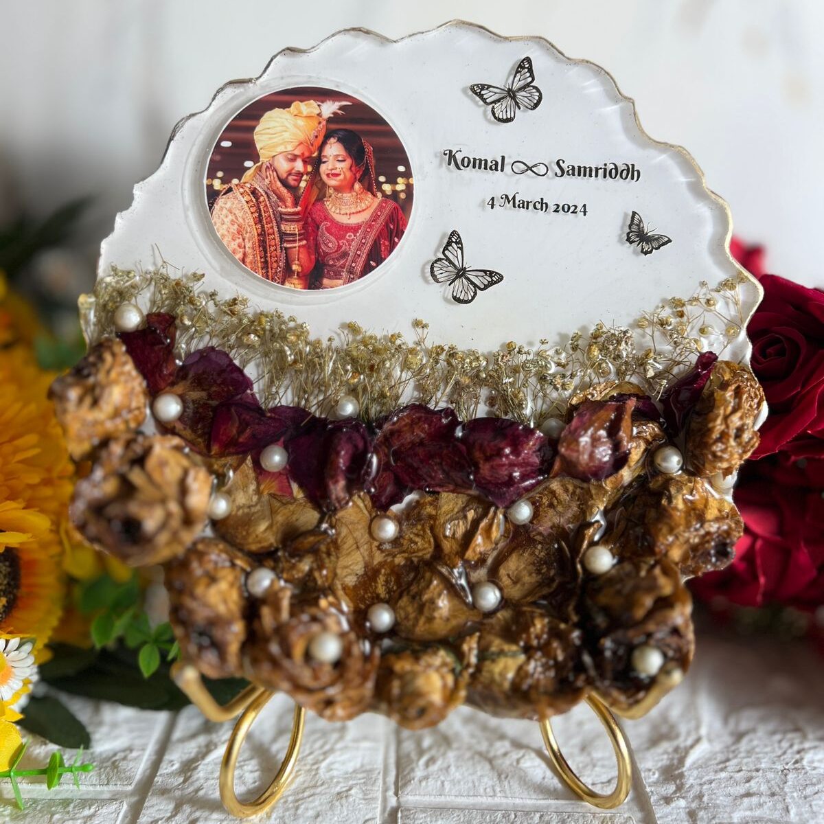 Curve-shaped Varmala Preservation Frame with 3D Pattern, Photo & Petals