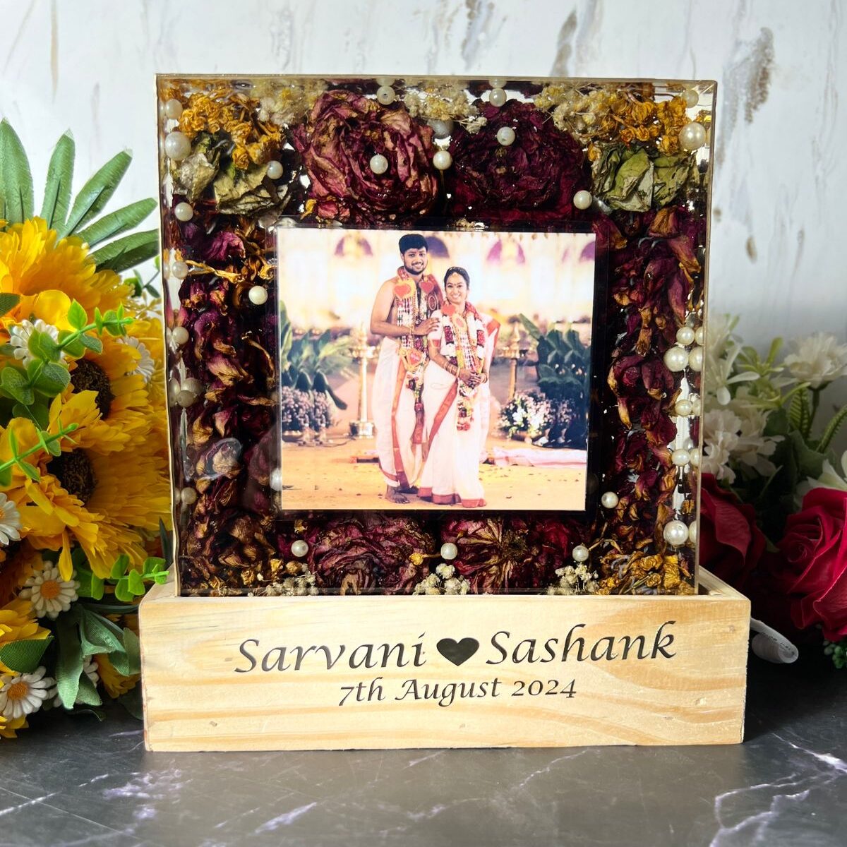 deep casting varmala photo frame with LED stand