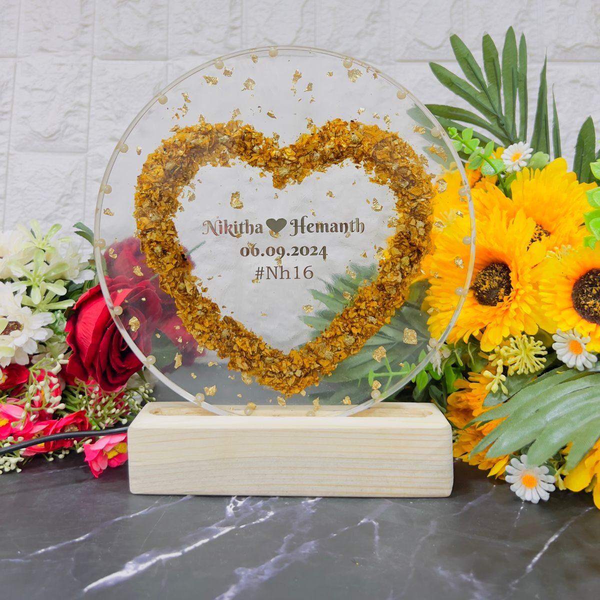 Round deep casting LED frame with preserved flowers