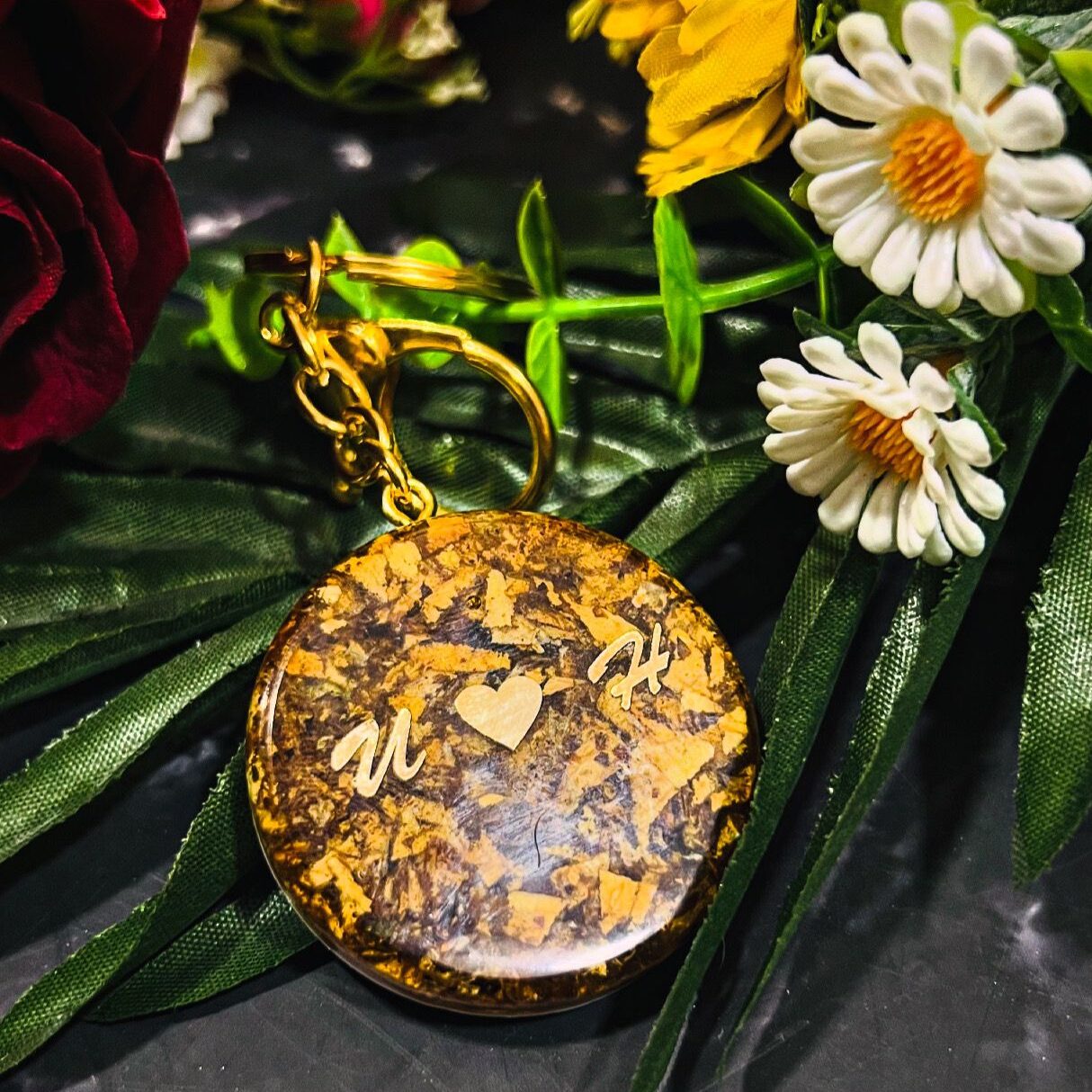 Flower preservation keychain in round shape