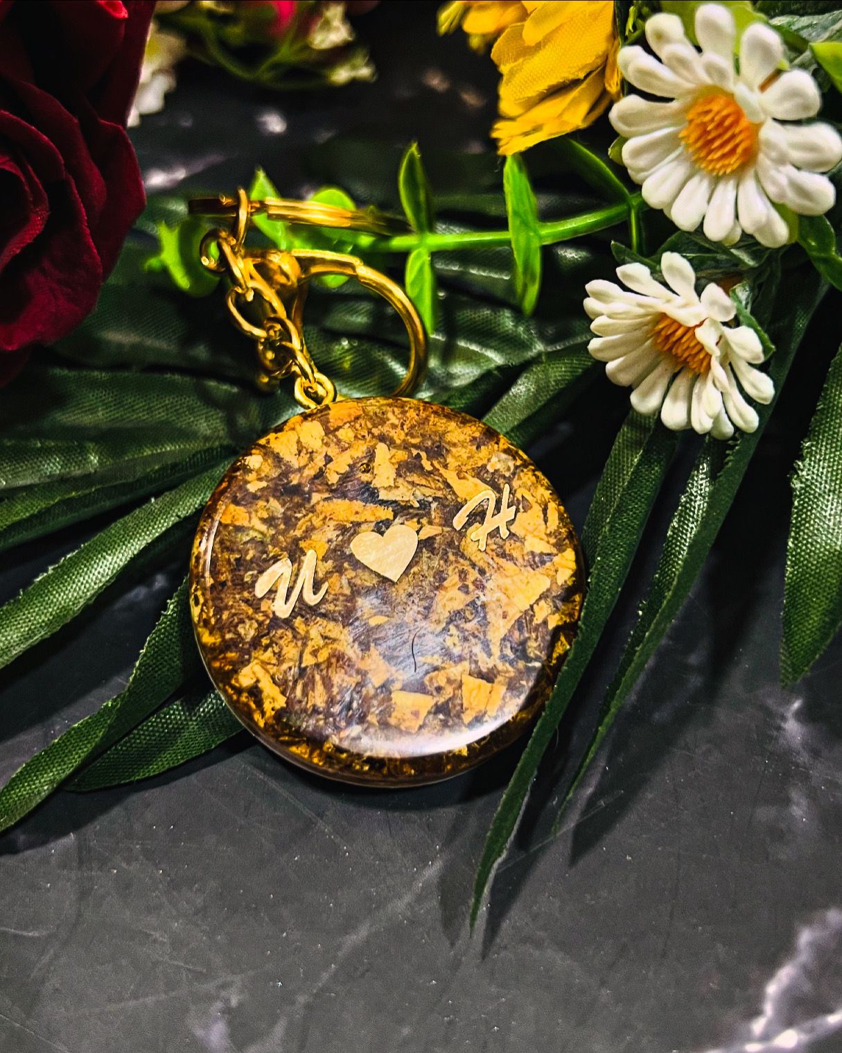 Flower preservation keychain in round shape