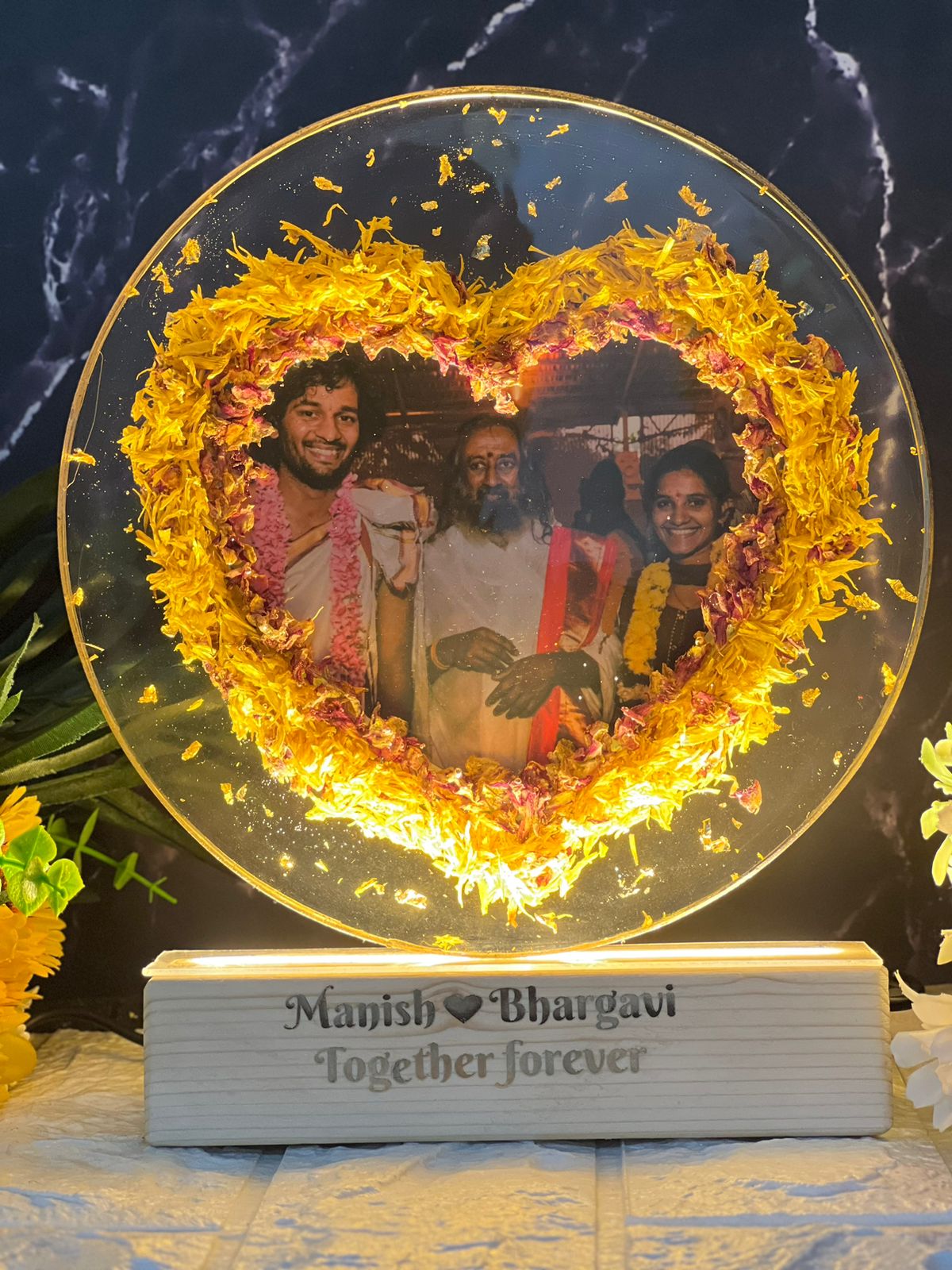 Wedding photo preserved in round resin frame with LED
