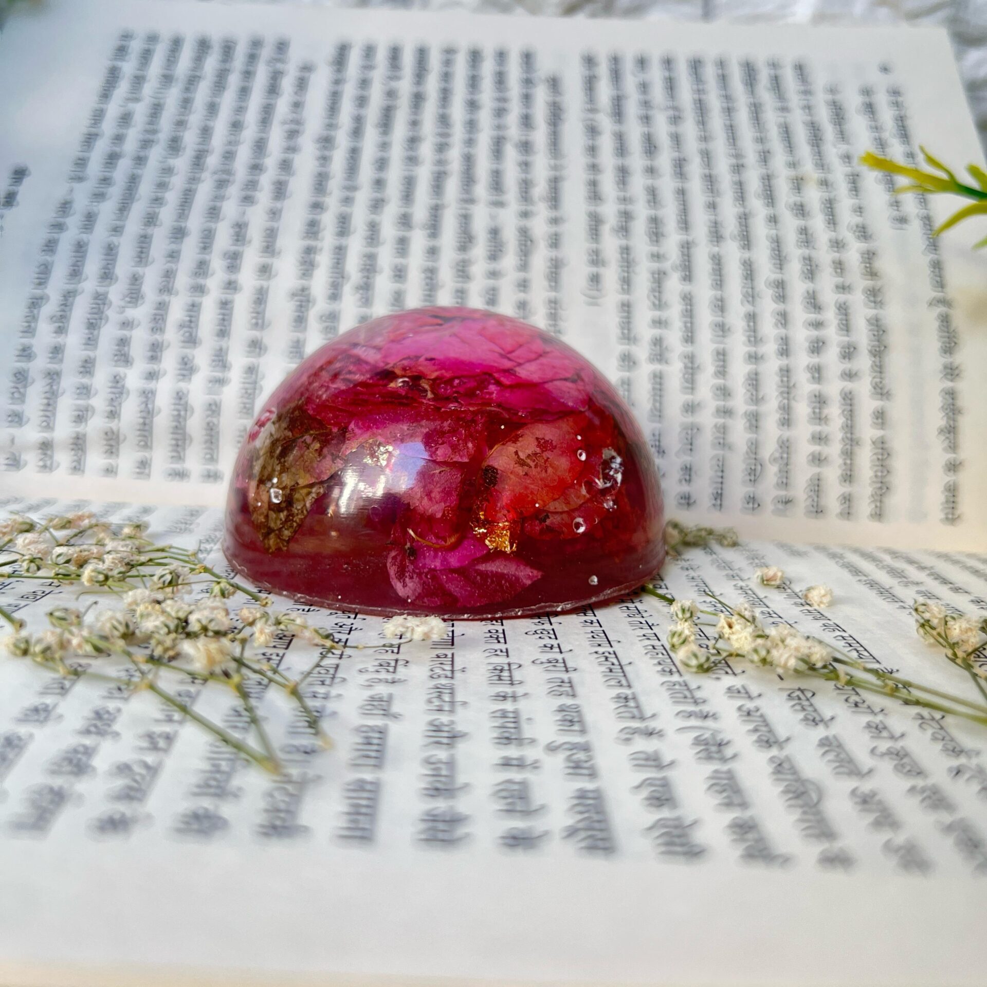 Artistic flower preserved resin paperweight