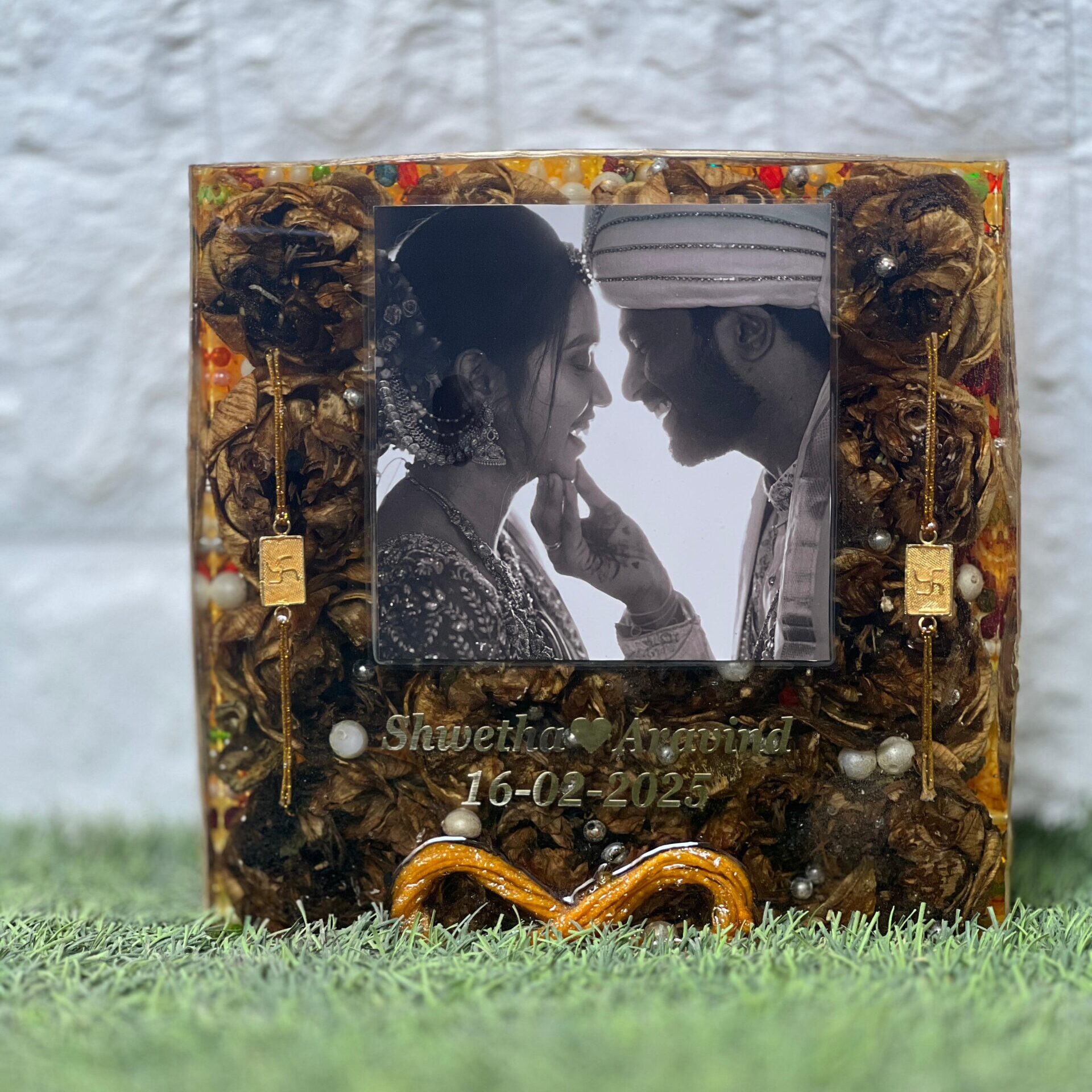 Couple Resin Memory Box with Varmala Flowers – (8) Inches Square