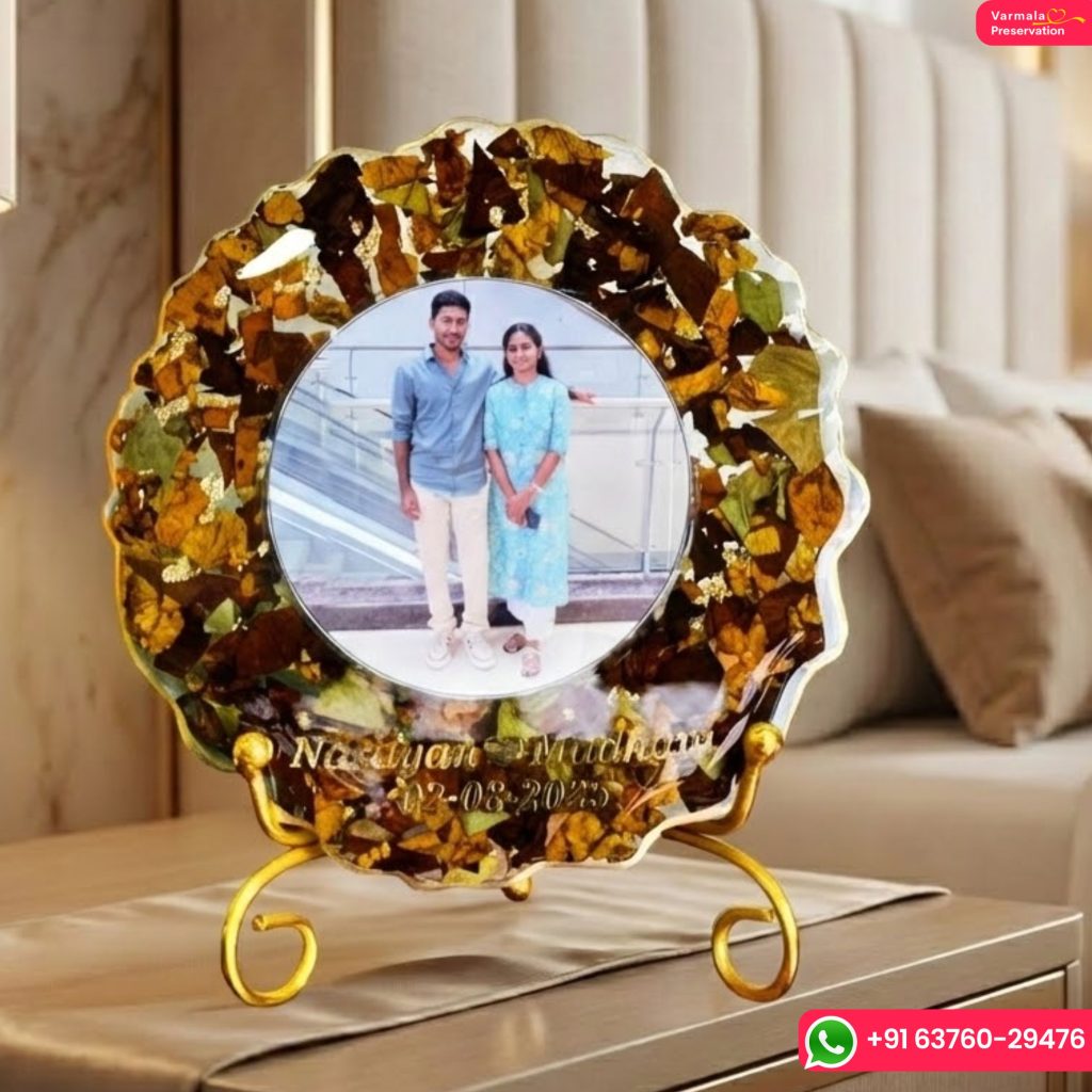 6-Inch Resin Couple Photo Frame with Preserved First Meeting Flowers