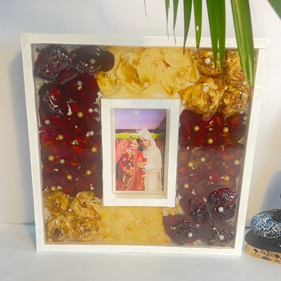 12-inch double teakwood frame with preserved wedding garland and photo in resin