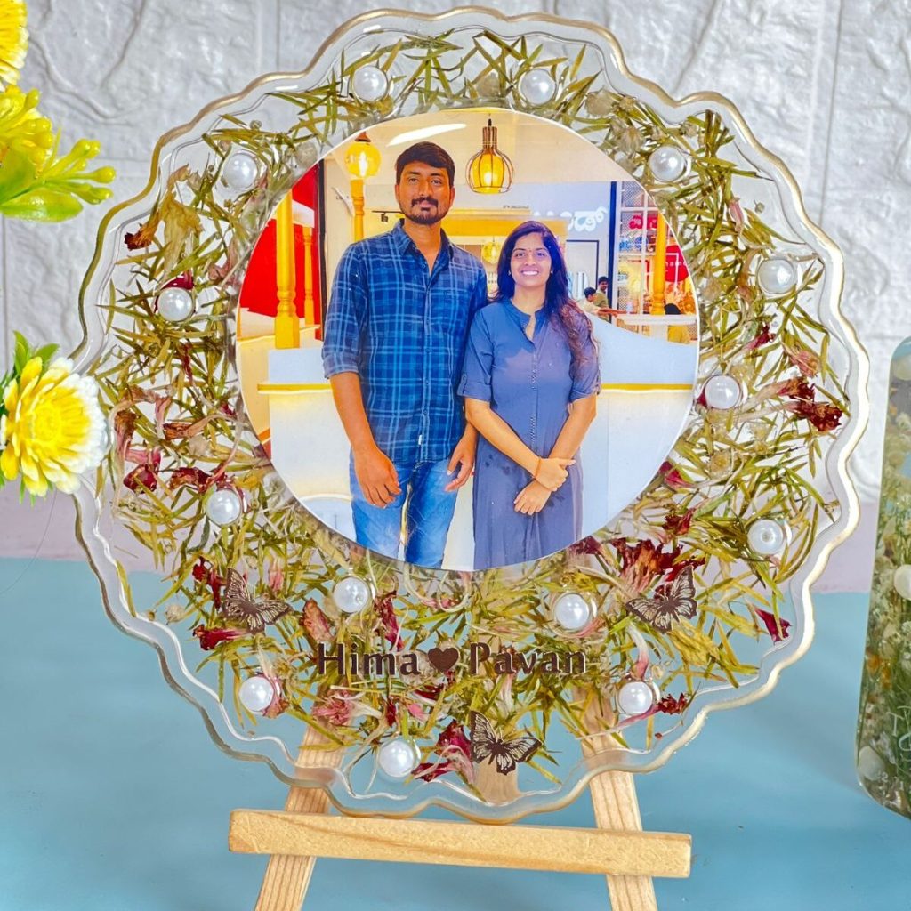 First Meeting Flower Preservation with Photo in 6 inch Curve Resin Frame