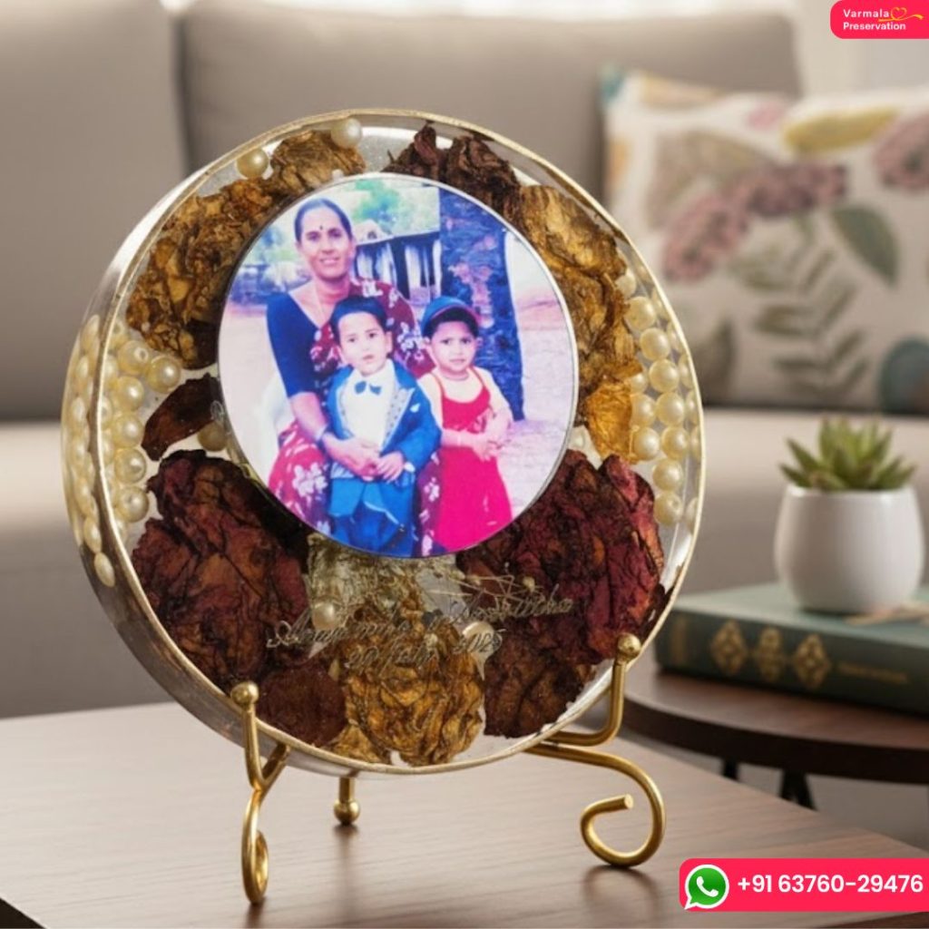 Round Resin Frame with Preserved Special Flowers & Photo ( 6- Inch)