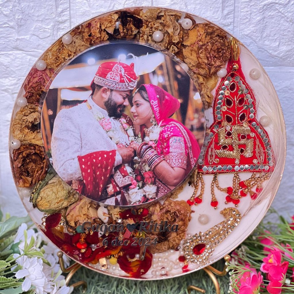 Round-Shapes Epoxy Resin Preserved Wedding Accessories Frame (10- Inch)