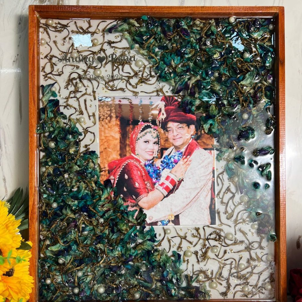 Resin Garland Preservation Wooden Photo Frame (15×18 Inch)