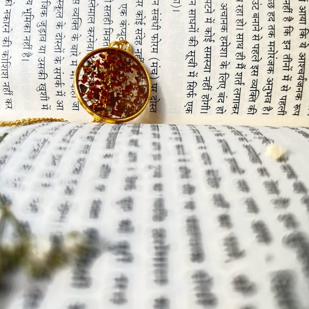 Epoxy Resin Pendant with Preserved Real Peals