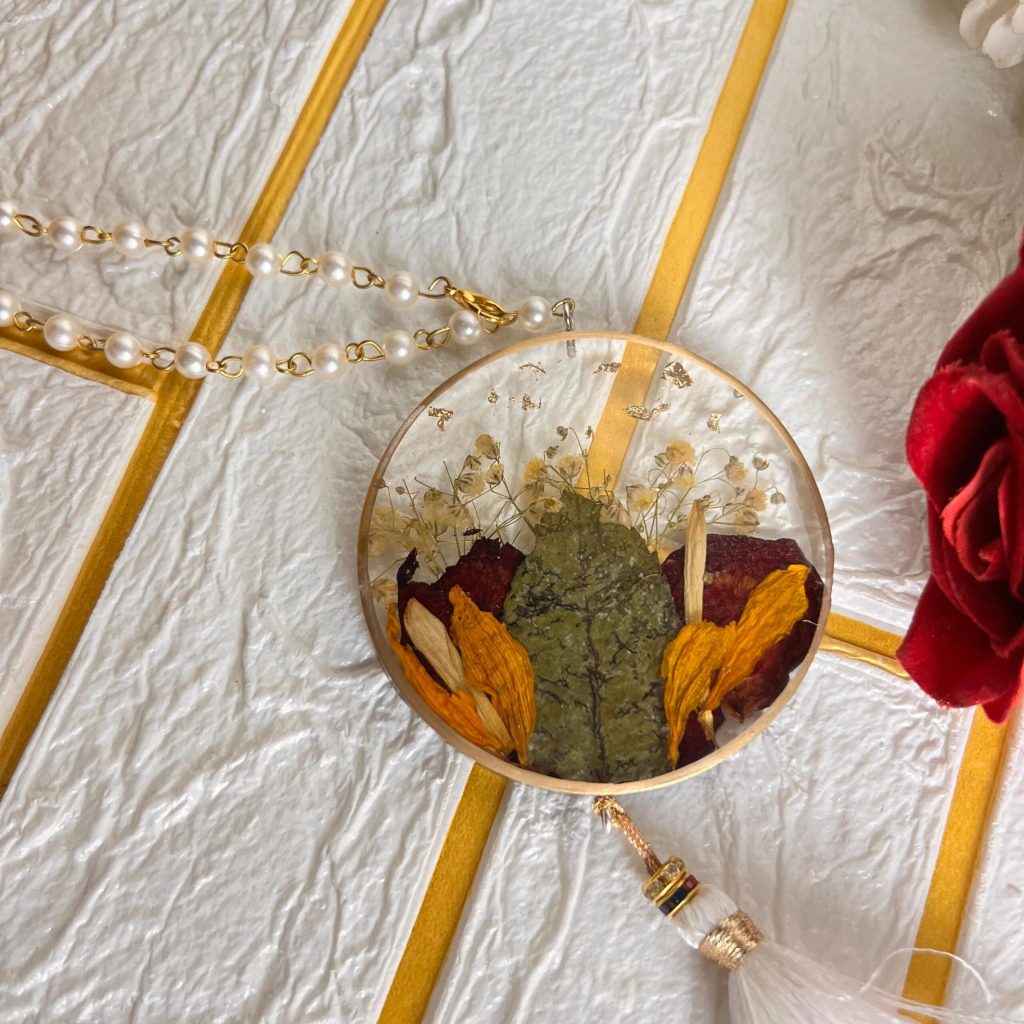 Round Resin Car Hanging with Real Bouquet Flowers