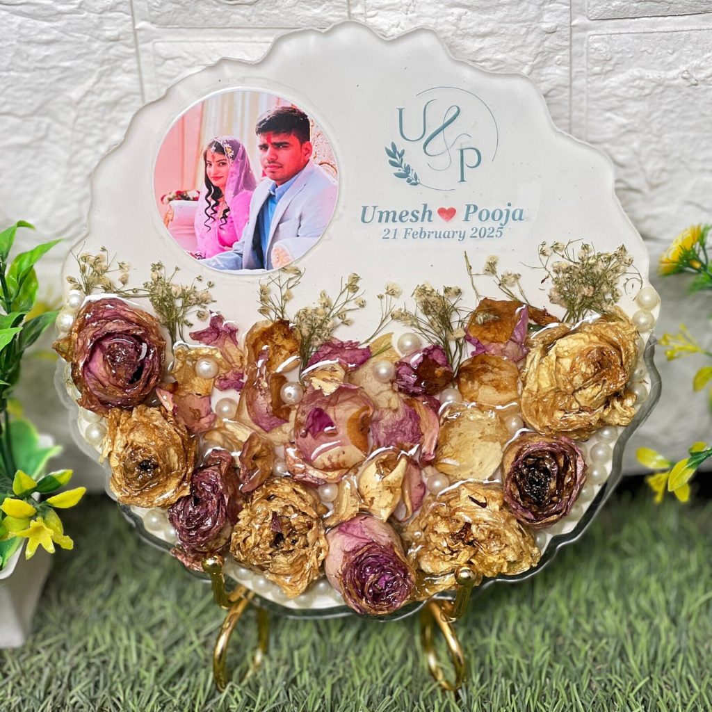 Round Wedding Memory Plate with Photo & Flowers – 8 Inch Resin Frame