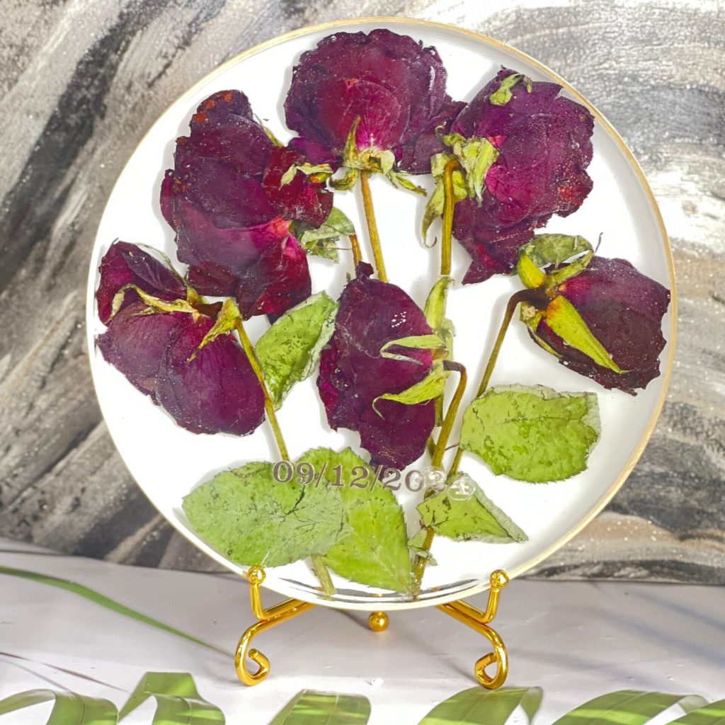 (6)-Inch Round Resin Frame with Preserved Rose Bouquet
