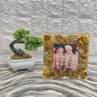8 Inch Resin Photo Frame with Garland Preservation