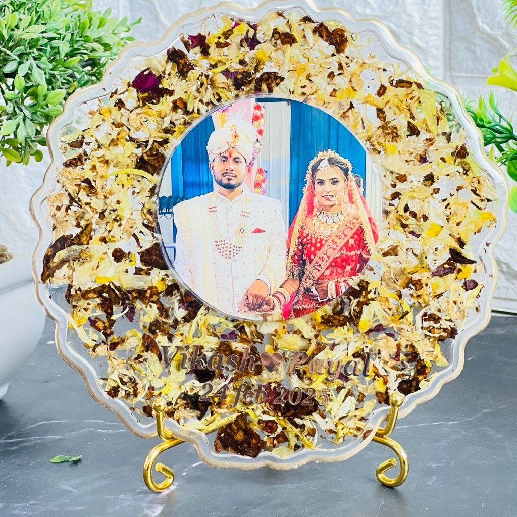 8 Inch Customized Resin Wedding Photo Frame with Preserved Varmala Flowers