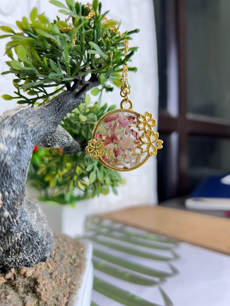 Resin Pendants with Preserved Wedding Memories