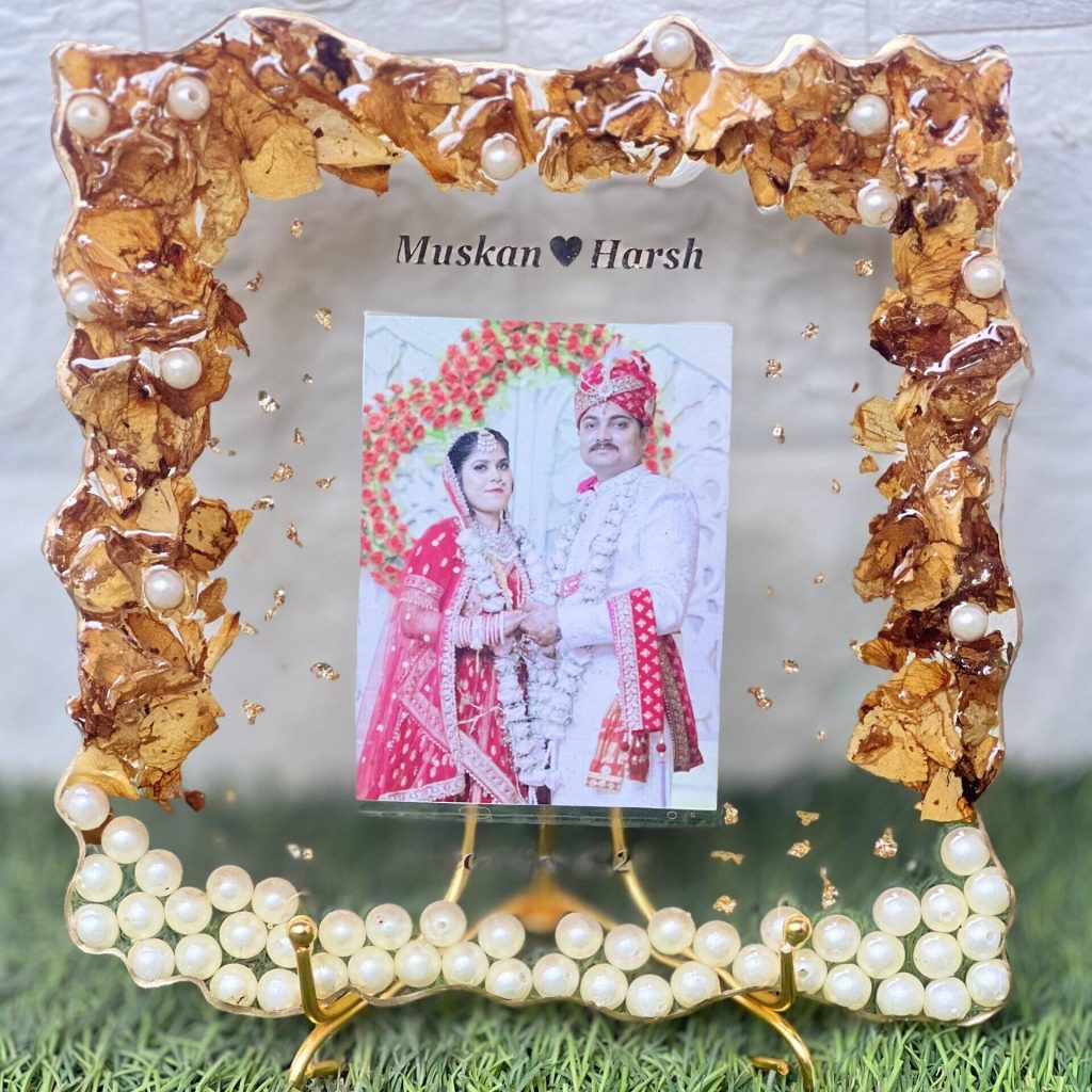 Curve- Shaped Resin Wedding Keepsake Frame – (8 ) Inch