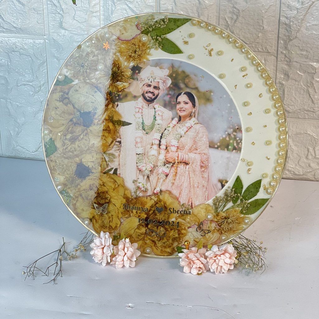 (10)-inch Round Deep Casting Resin Frame with Preserved Wedding Flowers