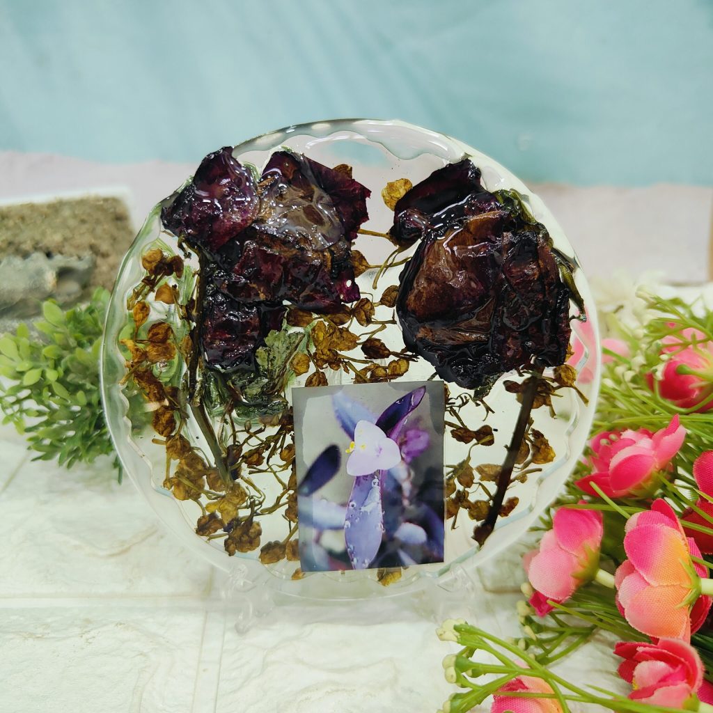 Round Resin Keepsake with Preserved Flowers and Photo – (5) Inch