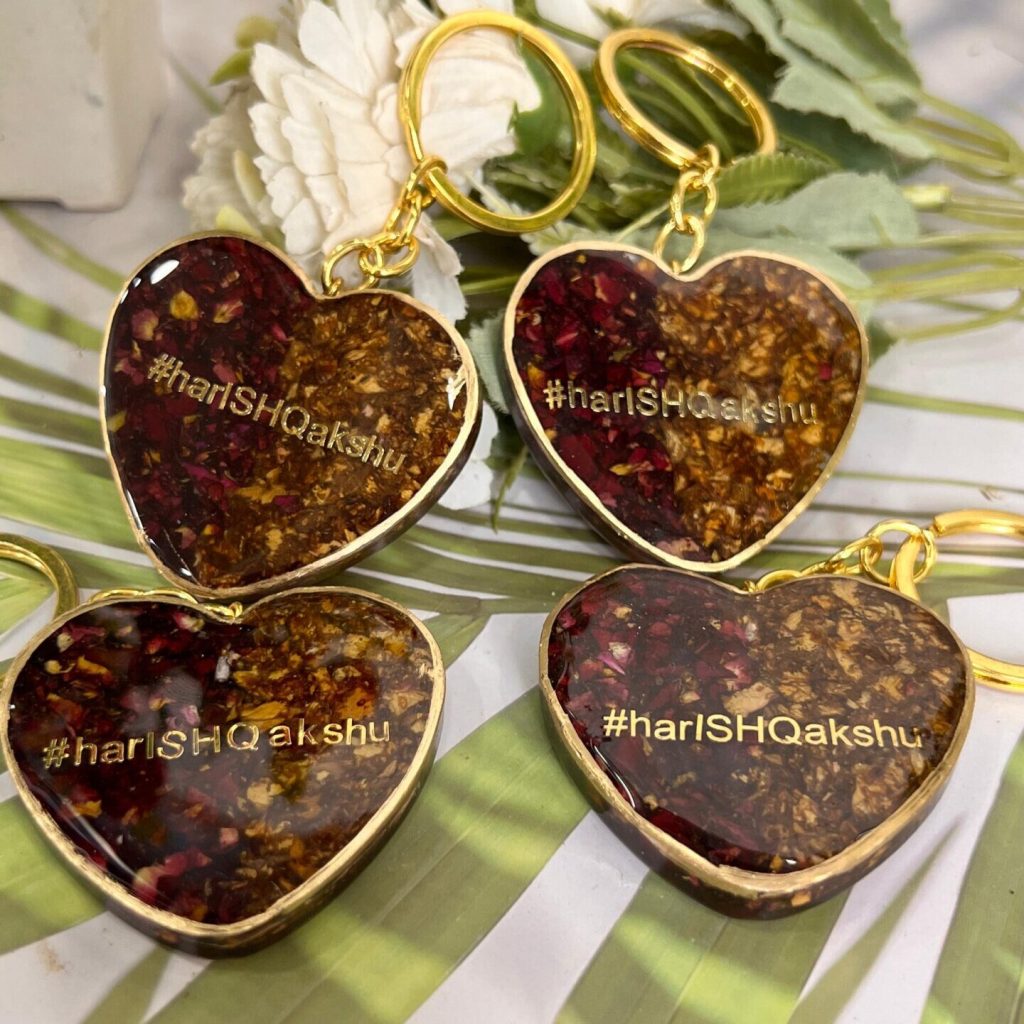 Heart-Shaped Resin Wedding Flower Keychains – Set of 4