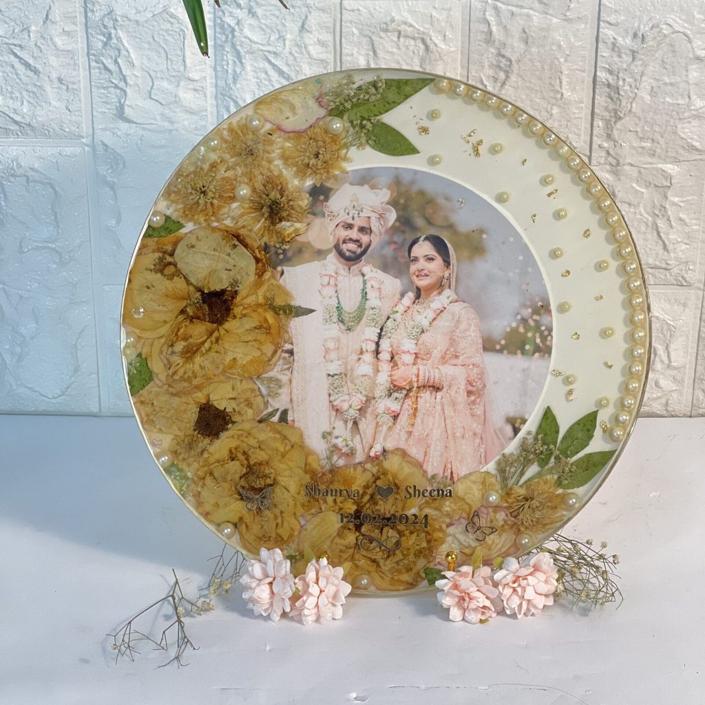 Personalised Resin Keepsake with Preserved Garland Flowers – (12) Inch