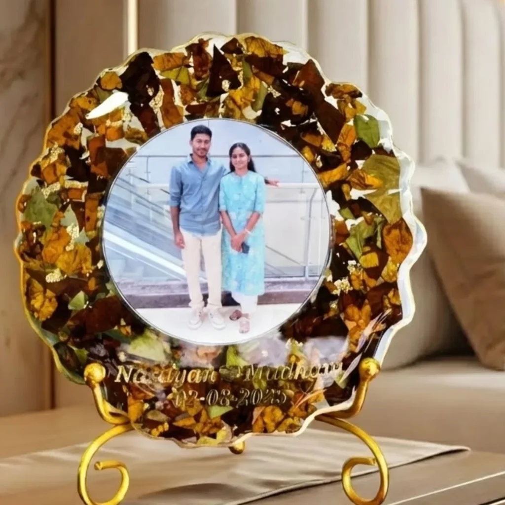 6-Inch Resin Couple Photo Frame with Preserved First Meeting Flowers