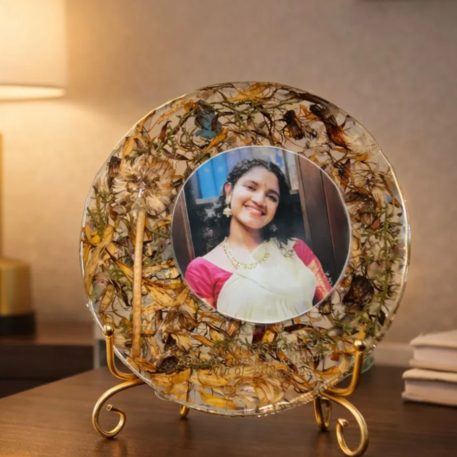 Customized Round Resin Frame with Preserved Wedding Flowers & Personal Photo – 6 Inch
