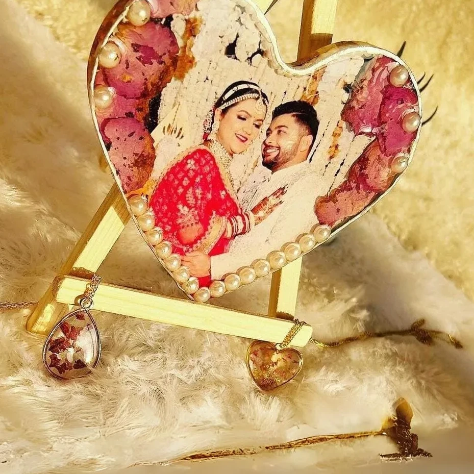 Resin Keepsake with Heart-Shaped Frame (7 Inch)