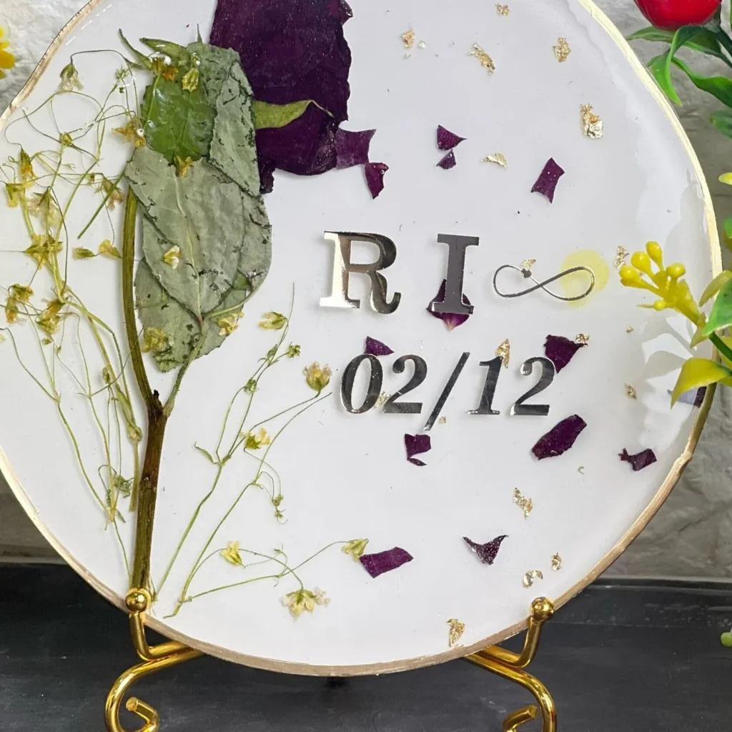 Round-Shaped Rose Preservation Resin Frame – (6 ) Inch