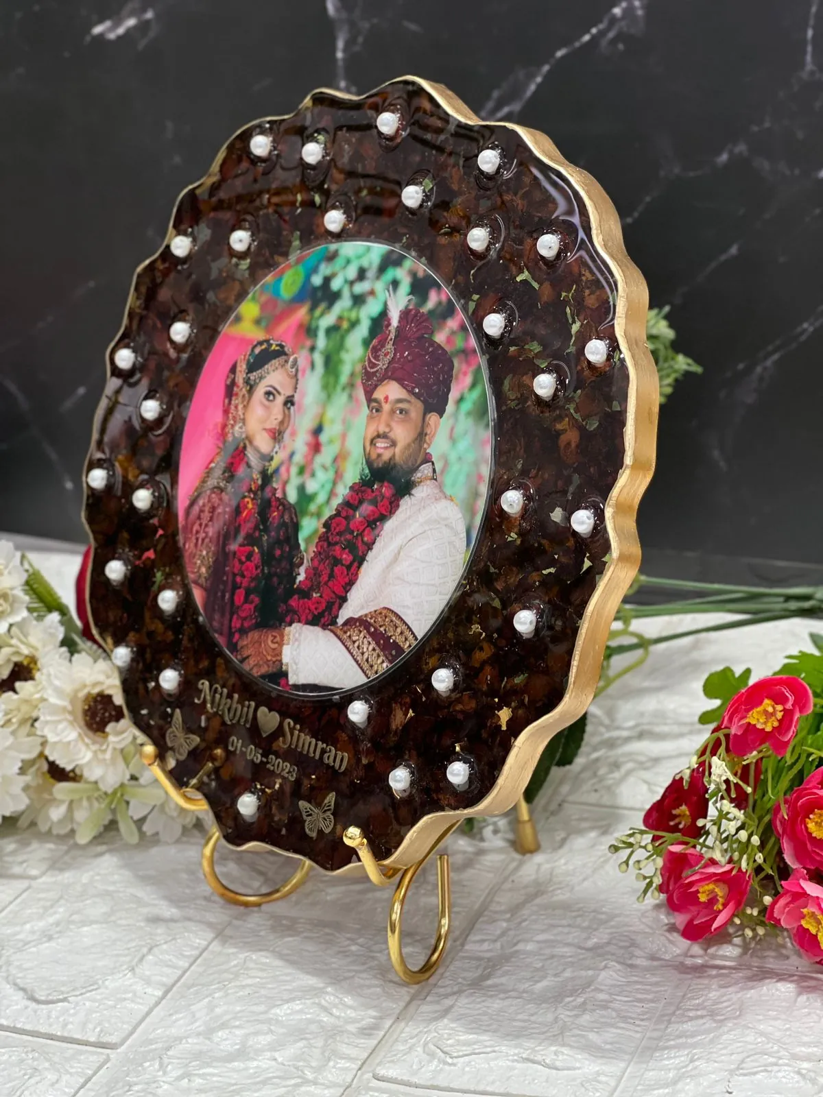 Scalloped round varmala frame with couple photo, made from a real wedding varmala at our Jaipur studio